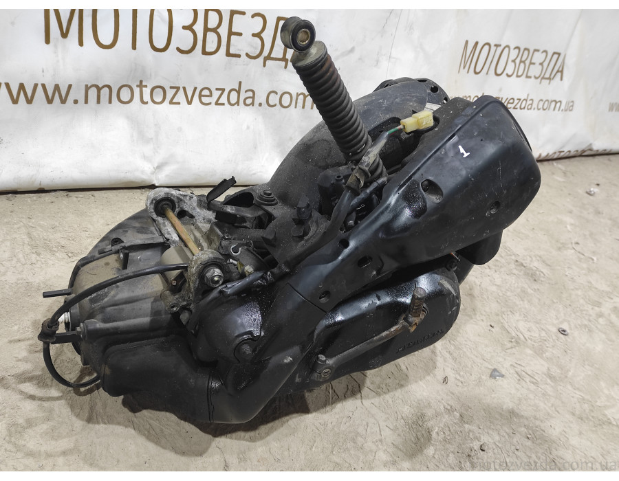 Двигатель Honda Dio AF 34-Cesta / AF-35 / ZX-35 (1) в рабочем состоянии.